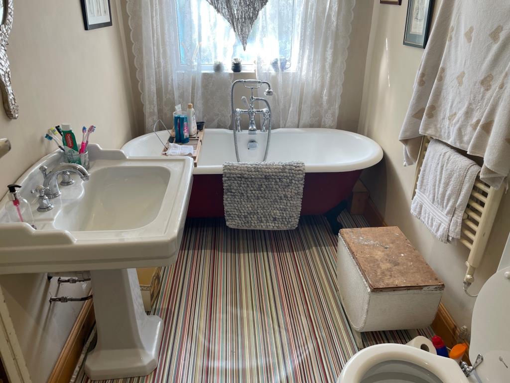 Lot: 106 - FOUR STOREY HOUSE WITH POTENTIAL -